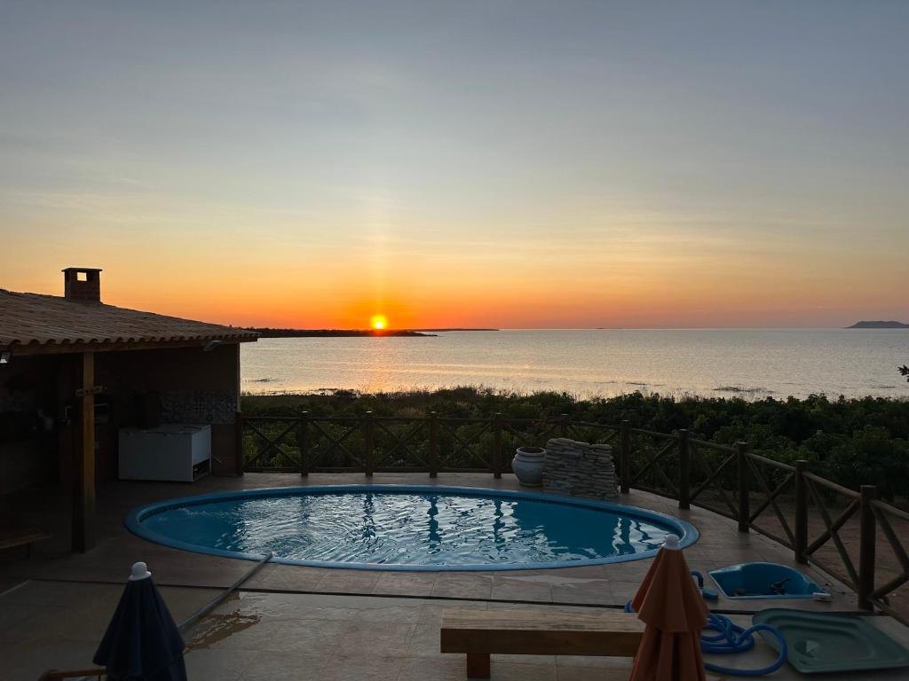 Pôr do sol visto da piscina