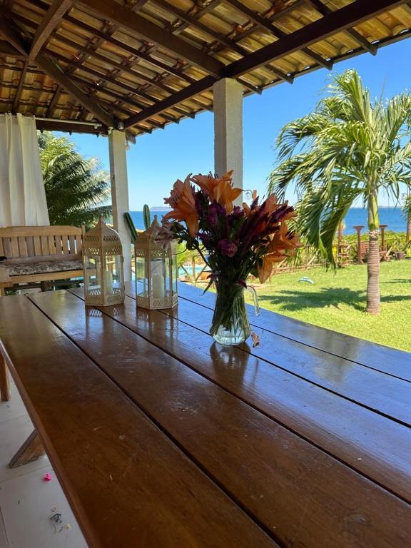 Varanda com mesa e vista para água
